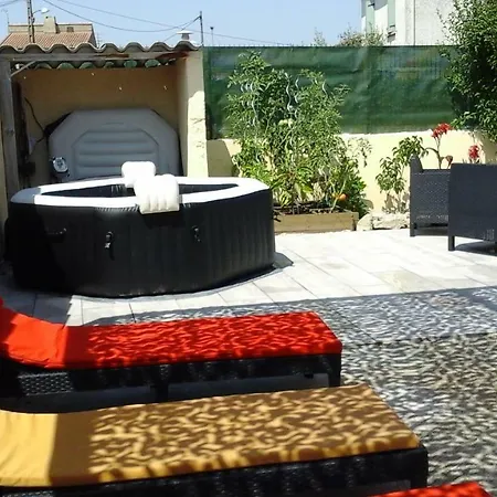 Bed & Breakfast Rue Des Jardins De Lucas 3*